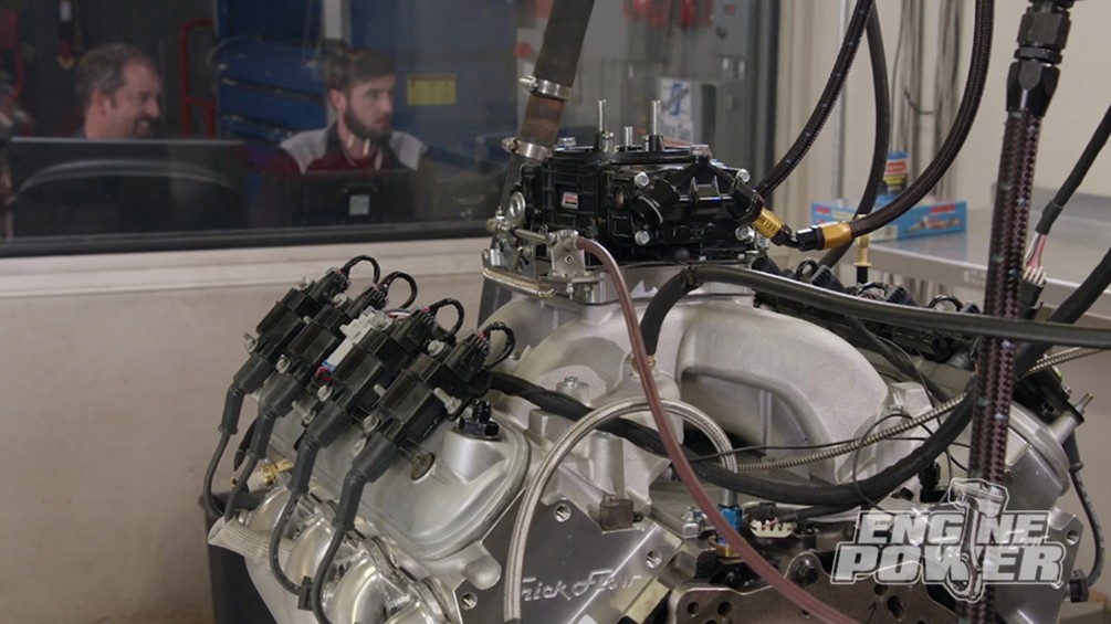 Un motor Motown de 440ci impulsa un auto de carreras Camaro del 73