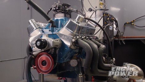 Un Chevy 632 Big Block es a pieza perfecta para este Tow Truck Sleeper del 77