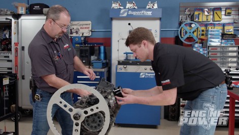 Construcción en detalle de un motor Chevy 4.3L V6 de la Vieja Escuela