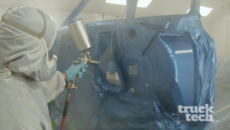 Nuestro Chevy Blazer llega al estudio de pintura para una nueva capa.