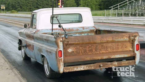 Sacamos nuestro Fleetside Chevy C10 del 65 a la pista: SALE MAL