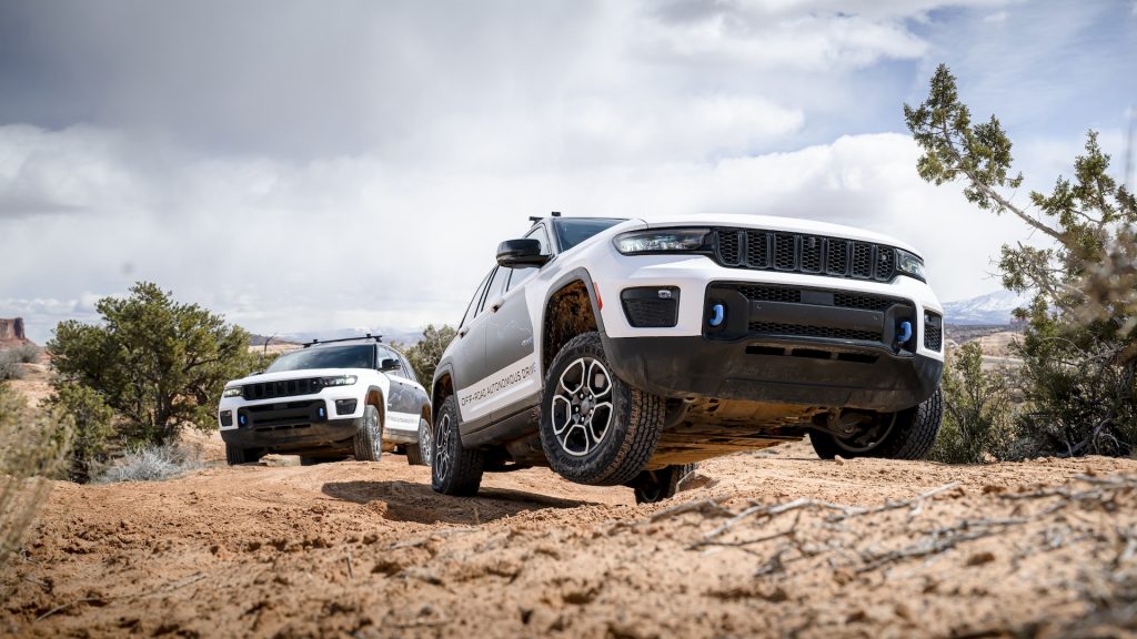 The Jeep® brand tests in Moab, Utah, the latest prototypes of autonomous off-road driving ai technology, installed in two electrified Jeep Grand Cherokee 4xe models.