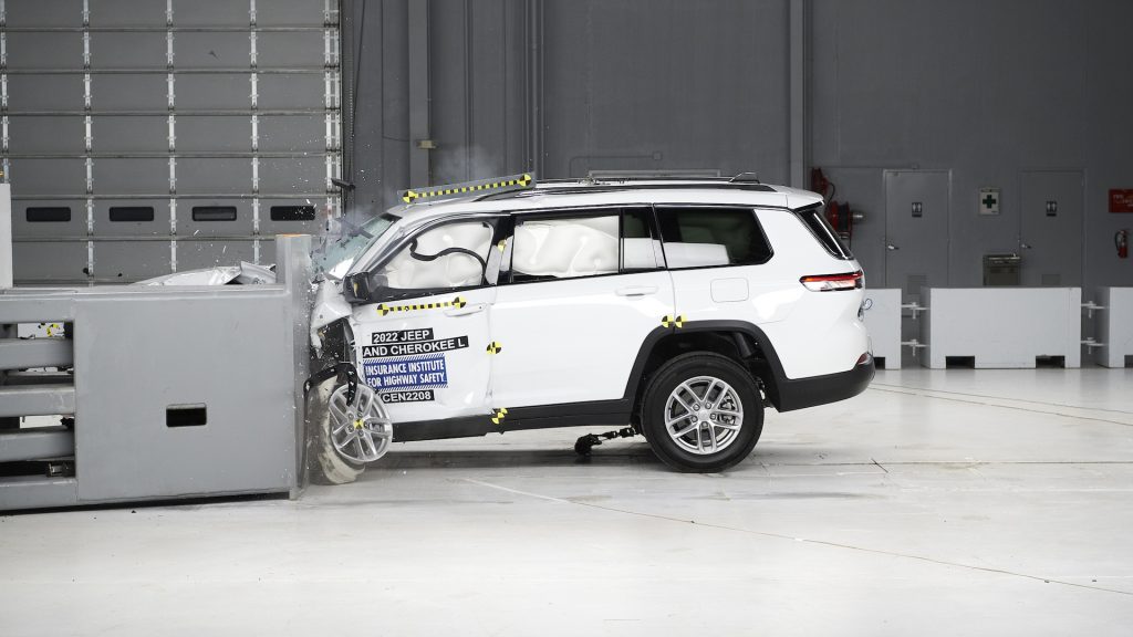 2022 Jeep Grand Cherokee L safety test | image via IIHS