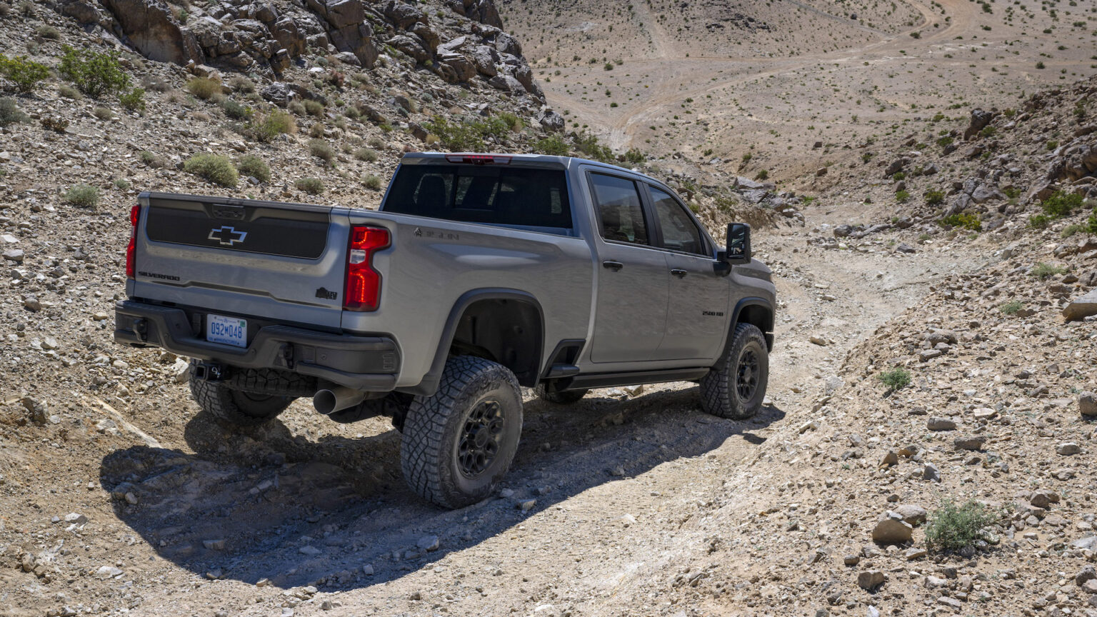 GM Recalls 323,000 HD Trucks Because The Tailgates Keep Falling Open